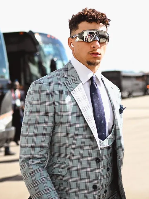 Patrick Mahomes Suits Up in Plaid & Oakley for Super Bowl 2023 Arrival – WWD